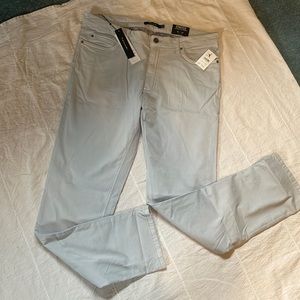 Classic fit, medium rise. Relaxed hip straight leg. Sz 36X34